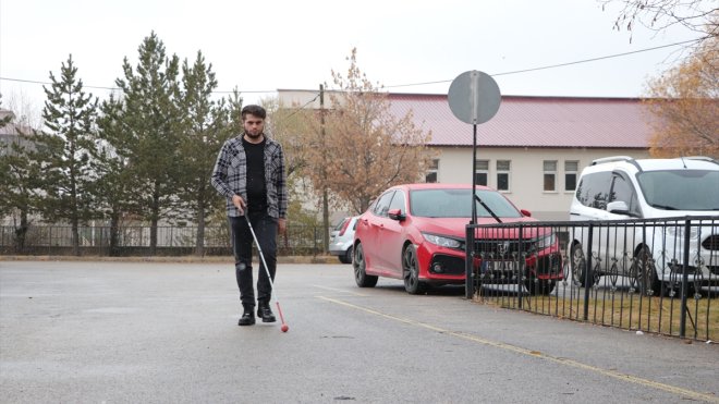 Mezun olduğu okulda memur olan görme engelli Faruk