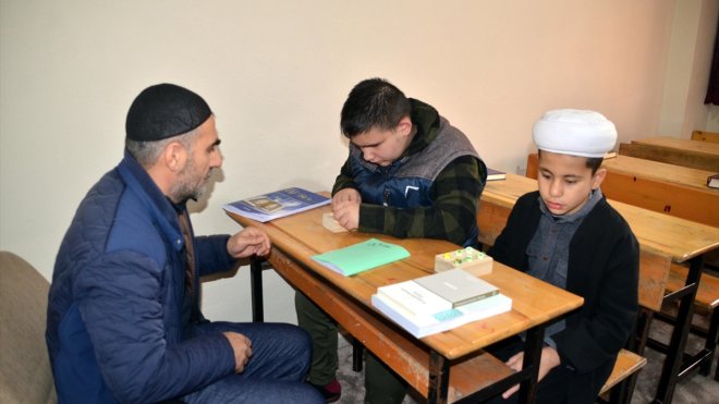 Muş'ta görme engelliler Braille alfabesiyle Kur'an-ı Kerim öğreniyor