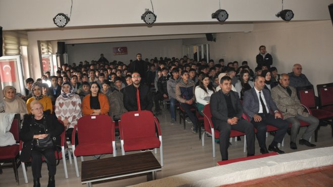 Muş'ta "Asla pes etme ve yitip gitme" adlı tiyatro oyunu sahnelendi