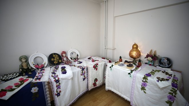 Muşlu kadınlar atıl malzemelerle hediyelik eşya üretiyor