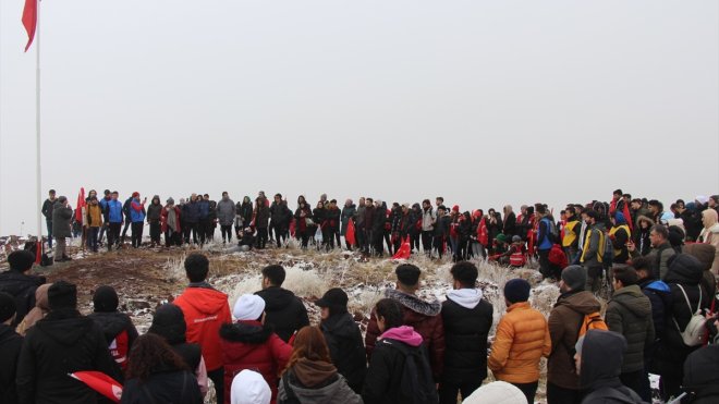 Öğrenciler ve dağcılar Kars'taki Büyük Yahni Dağı zirvesinde şehitleri andı