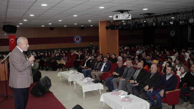 Şair Şükrü Erbaş, Hakkari'de öğrencilerle bir araya geldi