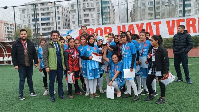 Saray kız futbol takımı Van'da düzenlenen turnuvada üçüncü oldu
