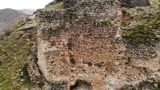 Tunceli'deki Bağın Kalesi, Urartular'dan kaldığı değerlendirilen izler taşıyor