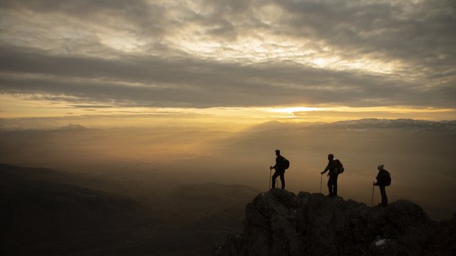 Beyaza bürünen Tunceli dağlarında kış tırmanışları başladı