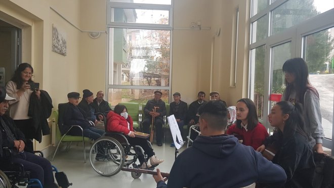 Tunceli'de huzurevi sakinleri müzik ve resim etkinliğiyle moral buldu