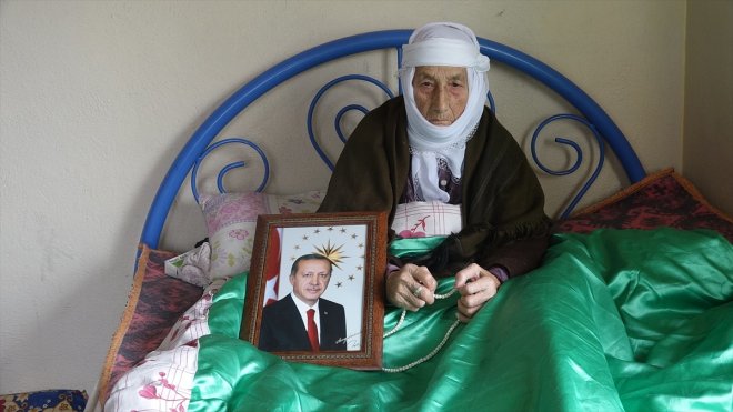 Van'da 90 yaşındaki kadına Cumhurbaşkanı Erdoğan'ın fotoğrafı hediye edildi