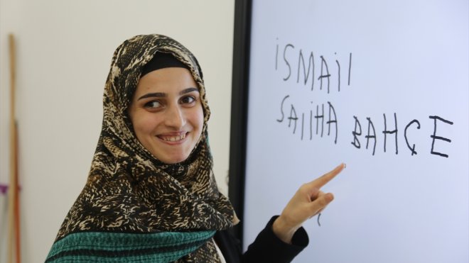 VAN - Bedensel ve zihinsel engelli Hicran, azmiyle 27 yıl sonra okuma yazma öğrendi1