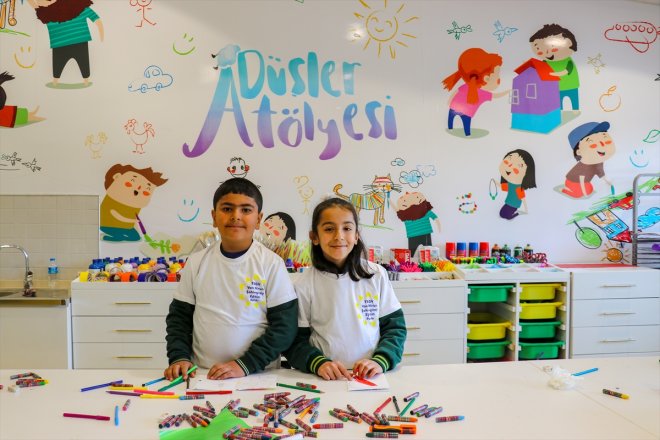 Van'da 90 gönüllü "öğretmen" çocukları geleceğe hazırlıyor