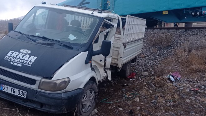 Van'da yük treninin çarptığı kamyonetin sürücüsü yaralandı