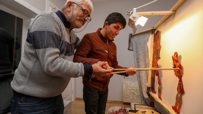 Van'da engelli çocuklar evlerinde Hacivat ve Karagöz gösterisiyle eğlendi