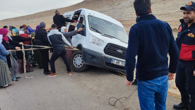 VAN - Öğrenci servisinin şarampole devrilmemesi için halatlarla tuttular1