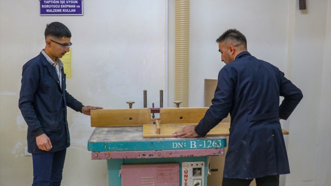 Okullara mobilya ve tenis masası üreterek 5,5 milyon lira ciroya ulaştılar