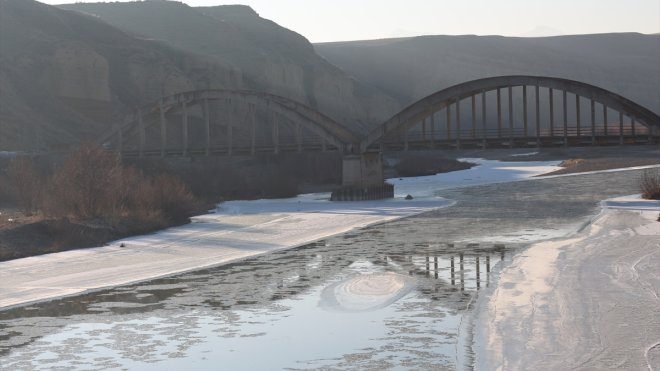 Aras Nehri'nin büyük bölümü buz tuttu