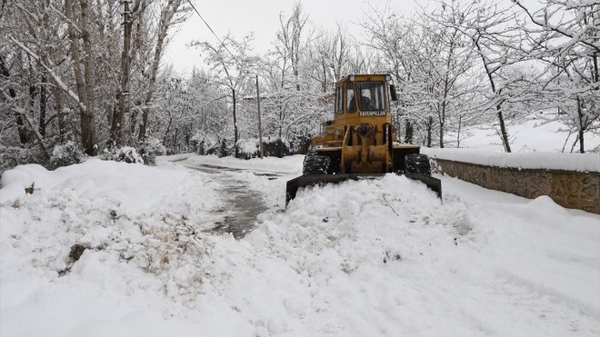 Muş Belediyesi 40 iş makinesi ve 120 personelle karla mücadele çalışması yürütüyor