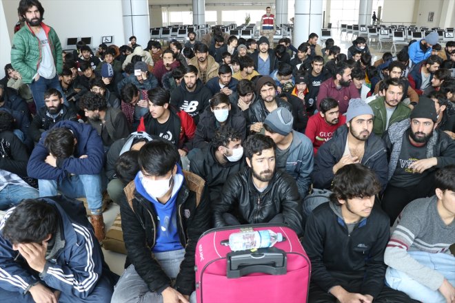 227 - göçmen düzensiz gönderildi Afganistan