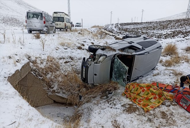 ticari devrilmesi hafif öldü, yaralandı sonucu aracın 1 kişi kişi 2 Ağrı