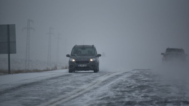 Ardahan, Tunceli ve Kars'ta kar ulaşımı aksattı