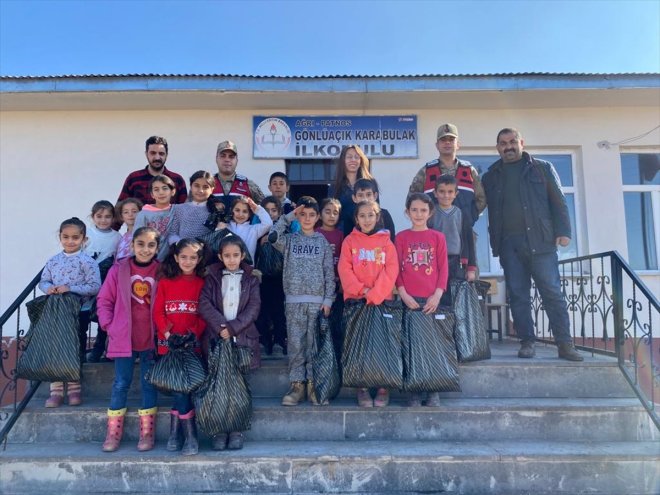 hediye - çocuklara kışlık Mehmetçik köyde kıyafet yaşayan AĞRI etti 1