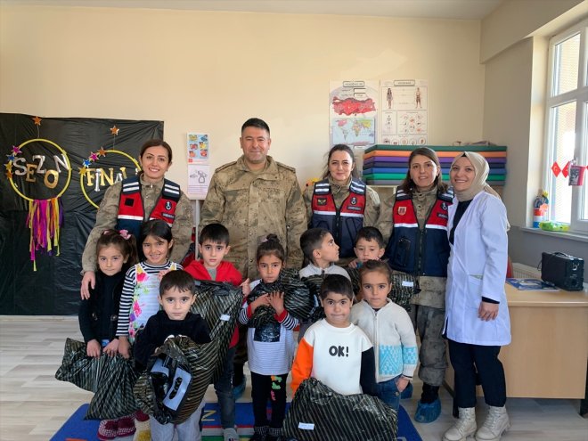 Mehmetçik çocuklara yaşayan kışlık AĞRI kıyafet hediye etti köyde - 3