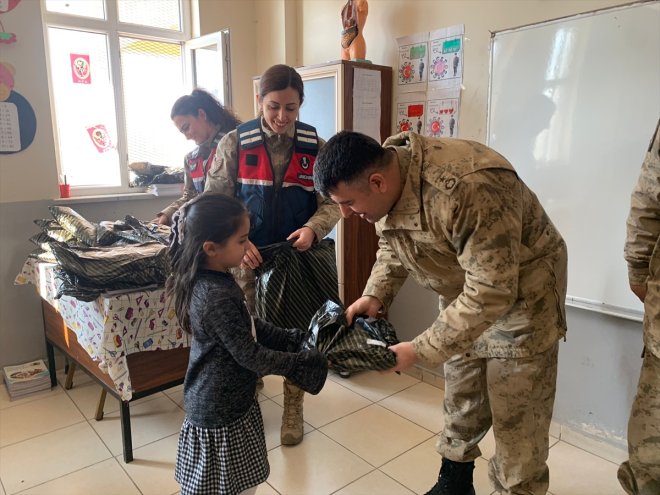 kışlık hediye etti Mehmetçik çocuklara köyde yaşayan - AĞRI kıyafet 4