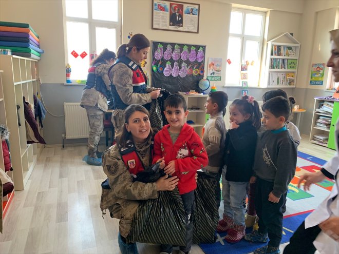 çocuklara - kışlık köyde etti yaşayan Mehmetçik kıyafet AĞRI hediye 6