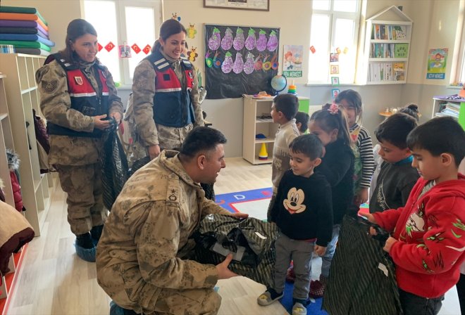 köyde - yaşayan kışlık etti AĞRI kıyafet Mehmetçik hediye çocuklara 7