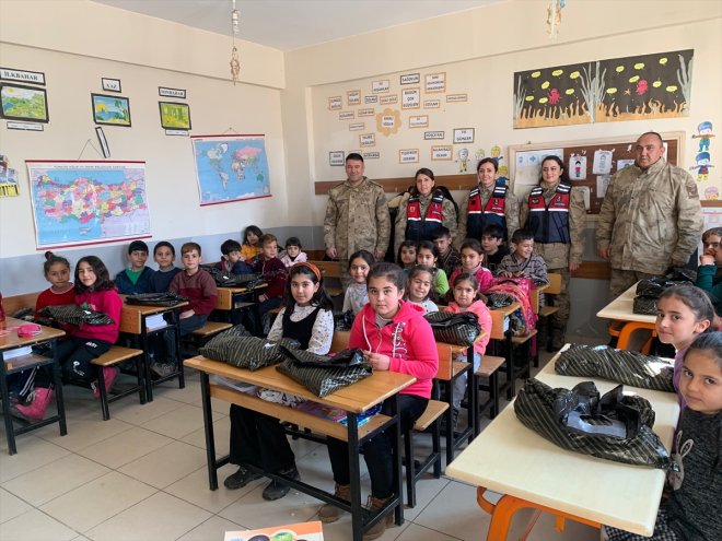 AĞRI - köyde Mehmetçik etti çocuklara yaşayan hediye kıyafet kışlık 8