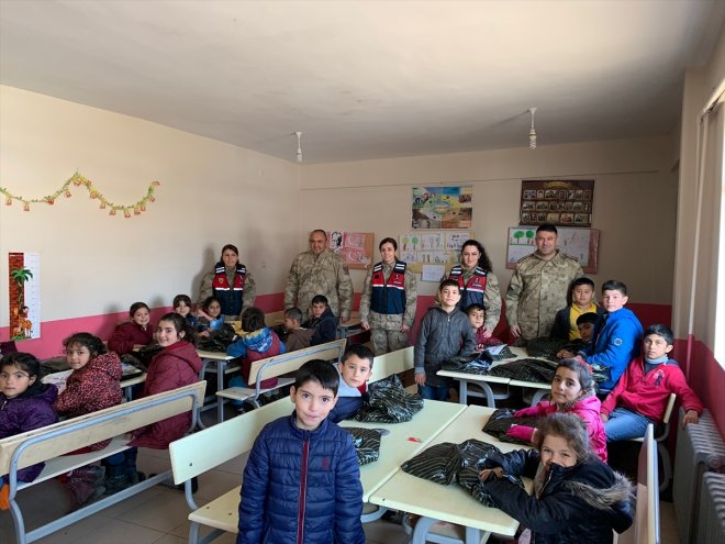 çocuklara etti yaşayan hediye - AĞRI Mehmetçik kıyafet kışlık köyde 9