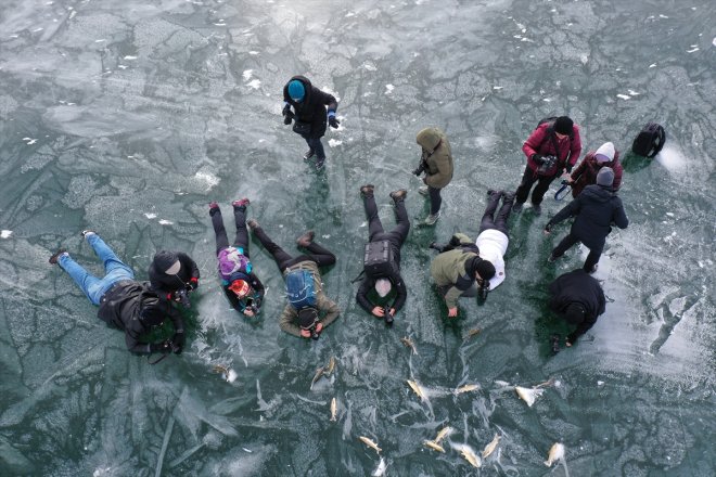 AĞRI Gölü tutkunlarını ağırlıyor Yüzeyi buzla Balık kaplı - fotoğraf 1