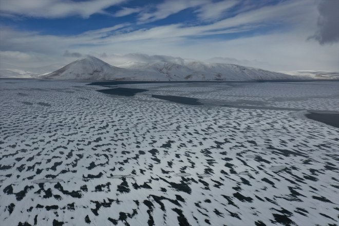 Yüzeyi tutkunlarını - Gölü ağırlıyor Balık AĞRI kaplı buzla fotoğraf 6