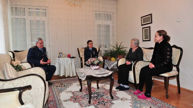 Hatice ninenin hediye ettiği bere ve boyunluklar Erzurum'da Mehmetçiğe ulaştı