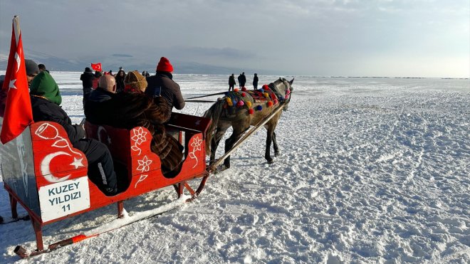 Buzla kaplı Çıldır Gölü'ne gelen turistler eğlenceli zaman geçiriyor