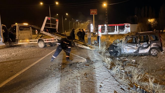 Ardahan'da otomobil ile kamyonetin karıştığı kazada 1 kişi yaralandı
