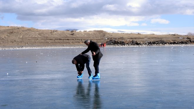 Yüzeyi buzla kaplı Çıldır Gölü'nde buz pateni yaptılar