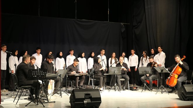 Bitlis Halk Eğitim Merkezince oluşturulan koro konser verdi