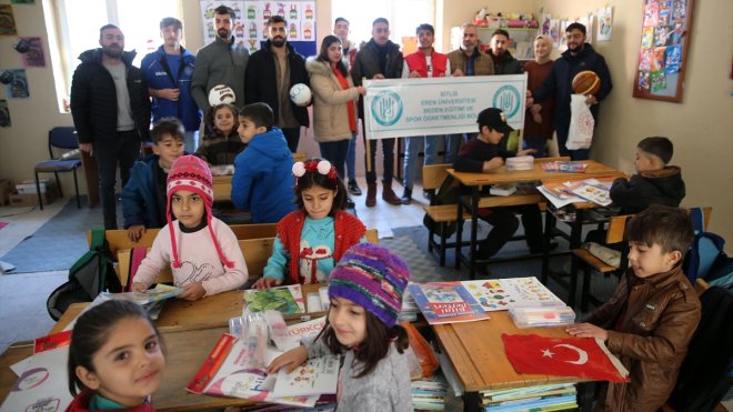 Palyaço kıyafetleriyle gittikleri köylerde öğrencileri eğlendiriyorlar