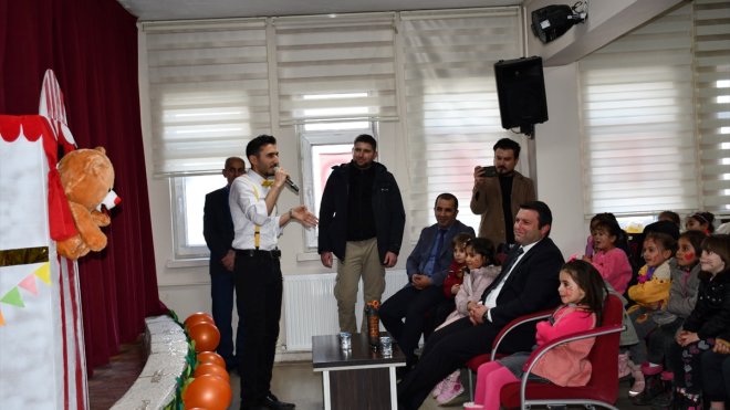 Bulanık'ta öğretmenler, minik öğrenciler için tiyatro oyunu sahneledi