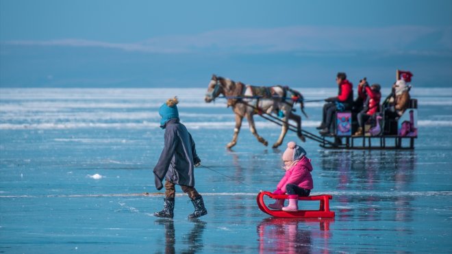 Çocuklar yarıyıl tatilinde Çıldır Gölü'nde eğlendi