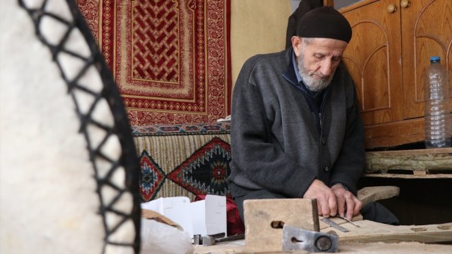 ELAZIĞ - 65 yıllık semerci köylülerin talebiyle mesleğini bırakamıyor1