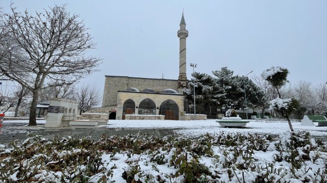 Elazığ'da kar nedeniyle 84 yerleşim yerine ulaşım sağlanamıyor