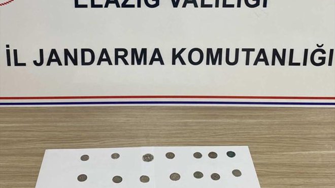 Elazığ'da otomobilde 14 tarihi sikke ele geçirildi