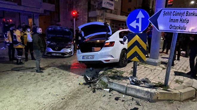 Elazığ'da iki otomobilin çarpıştığı kazada bir kişi yaralandı