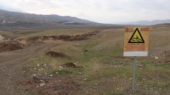 Kuraklık ve yağış azlığının etkisiyle Keban Baraj Gölü'nde çekilme sürüyor