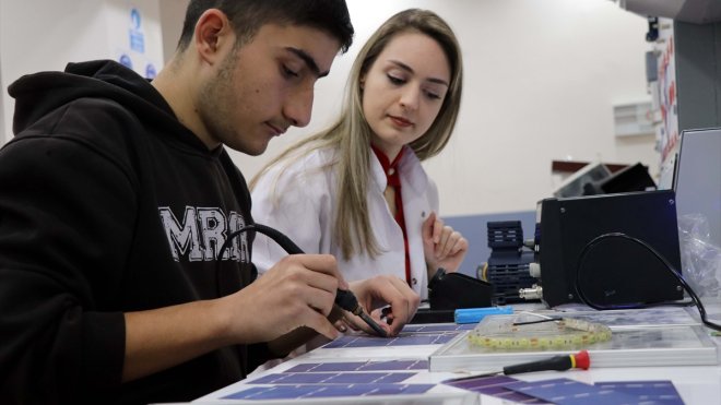 Elazığ'da lise öğrencileri güneş enerjisiyle çalışan bisiklet yaptı