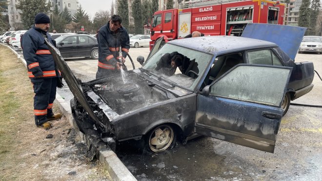 Elazığ'da park halindeki araç yandı