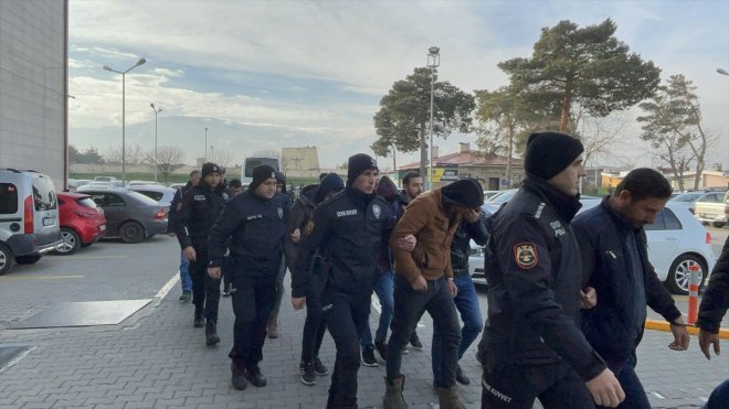 Erzincan'da başkasının yerine ehliyet sınavına girdiği belirlenen şüpheliler adliyede