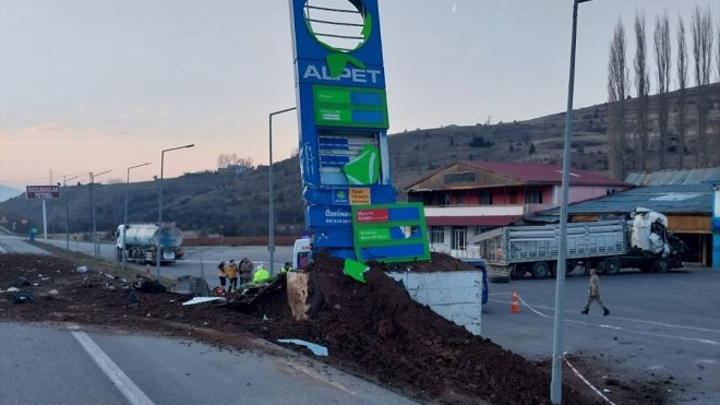Erzincan'da reklam panosuna çarpan tırın sürücüsü öldü