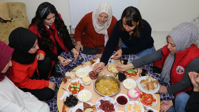 Erzincanlı gençler engelli ve yaşlıların evlerini temizliyor