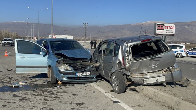 Erzincan'da iki otomobilin çarpıştığı kazada 5 kişi yaralandı